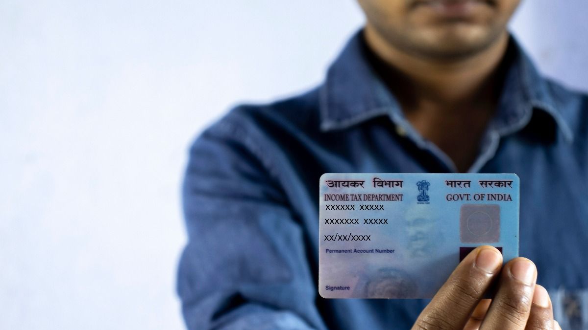 PAN Card में नाम गलत है? इन स्टेप को फॉलो कर घर बैठे करें कार्ड अपडेट
