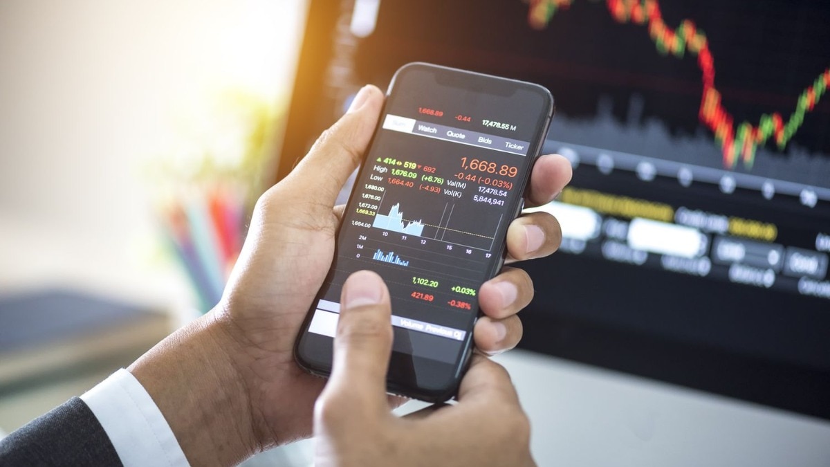 Hold YES Bank, Vedanta & Adani Green shares, suggests Arihant Capital