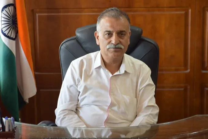 DC Bandipora inaugurates road project