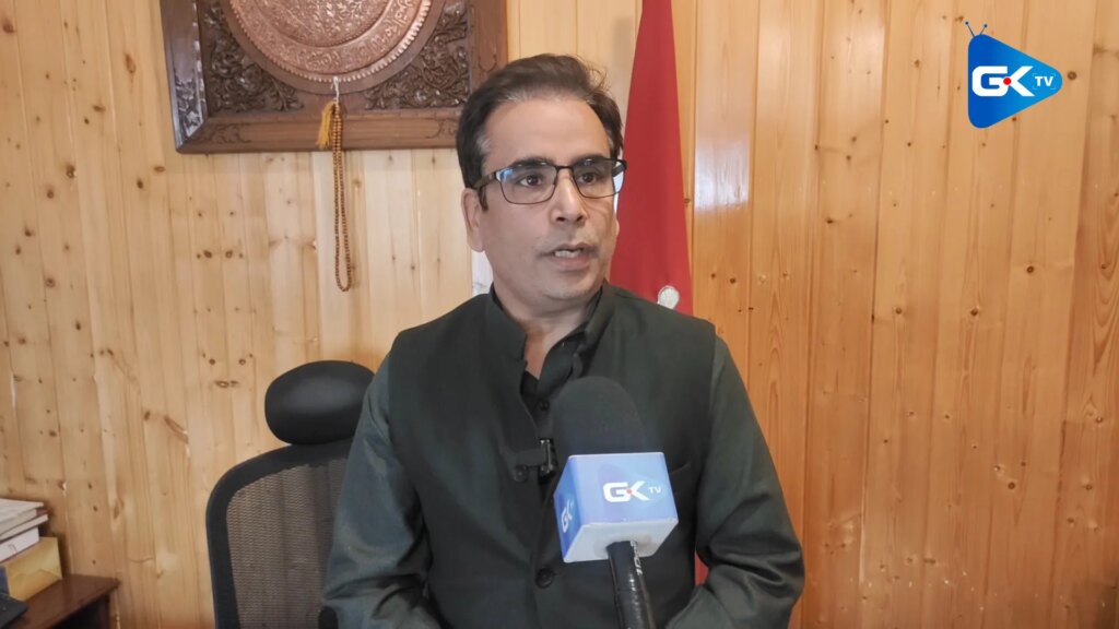 Tanvir Sadiq pays obeisance at shrine