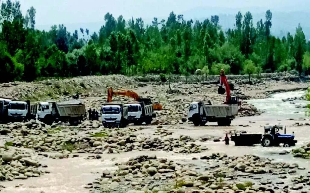 Action against Illegal mining initiated in Chadoora