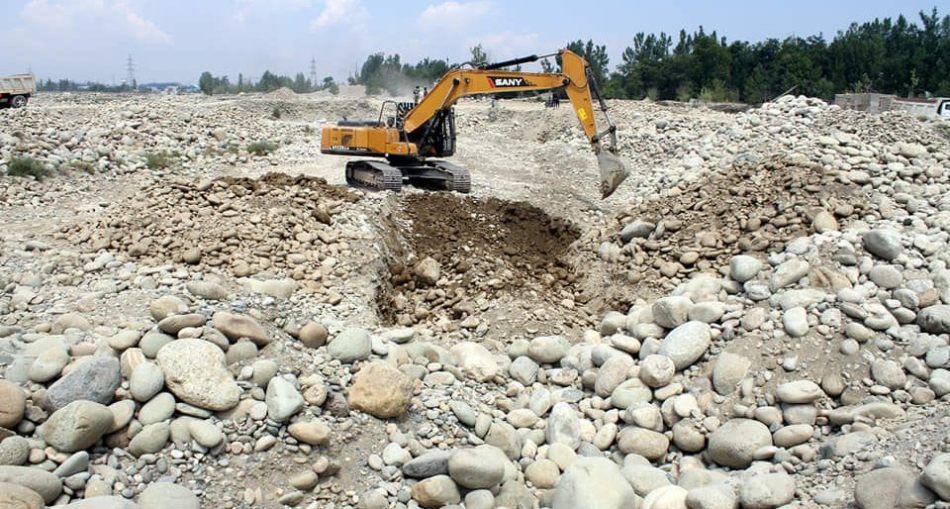 Four Held, Vehicles Seized for Illegal Mineral Extraction in South Kashmir