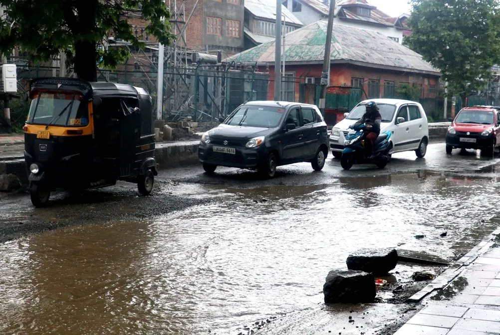 Kashmir gets mild relief from heat after rains