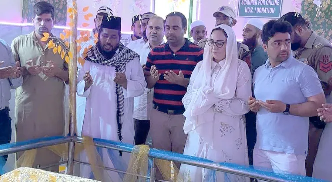 Darakhshan participates in Urs at Kunjwani