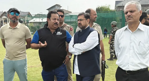 Satish Sharma inaugurates EVCL trials in Srinagar
