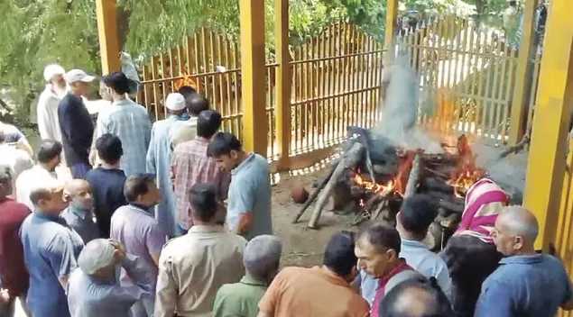 Muslim neighbours help perform last rites of Kashmiri Pandit man in Ganderbal