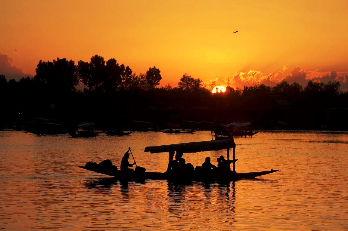 Parliamentary Panel Tours Dal Lake, Gulmarg; To Meet Stakeholders
