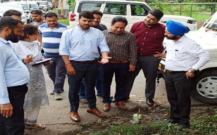 JMC Commissioner inspects civic amenities in Jammu South
