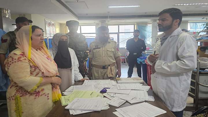 Sakeena Itoo visits SKIMS, Super Speciality Hospital Srinagar