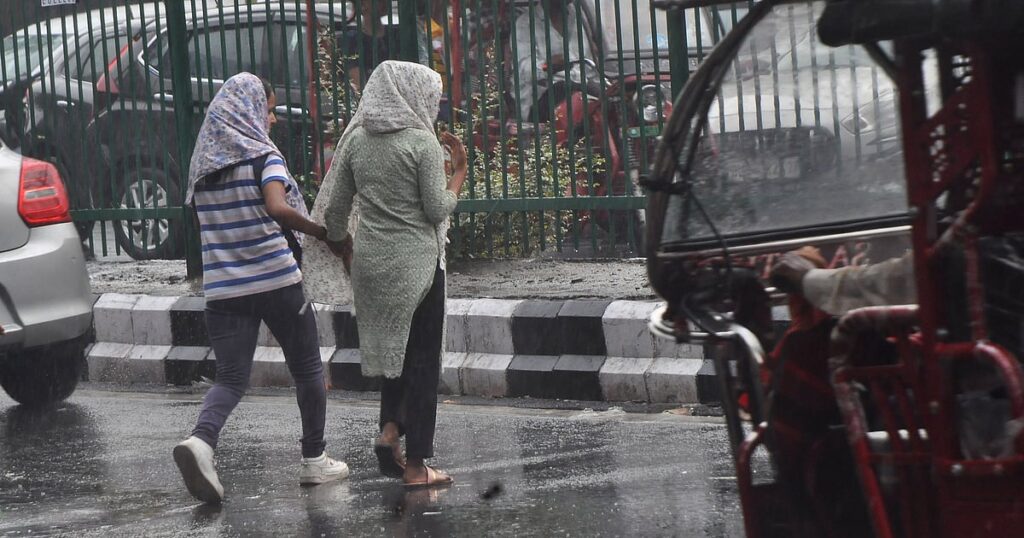 دہلی-این سی آر میں بدل گیا موسم، کئی علاقوں میں تیز ہواؤں کے ساتھ زوردار بارش شروع