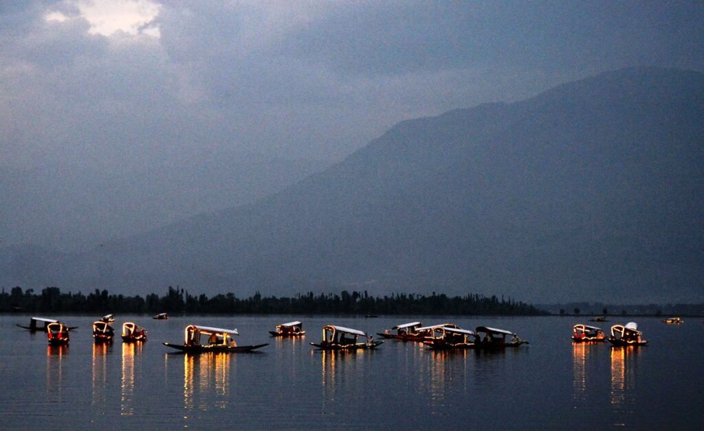 12 Tourists Rescued After Boats Capsize in Dal Lake Windstorm