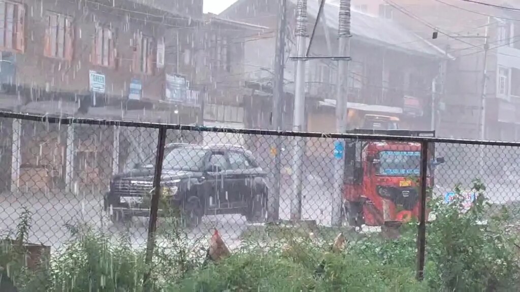 Heavy rain, windstorm disrupt normal life in Srinagar; cause waterlogging, traffic chaos