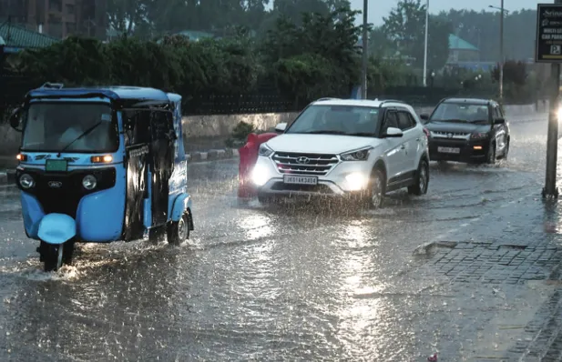 Rain, thunderstorms likely in next 4-6 hours in Kashmir parts: MeT