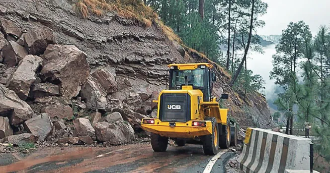 Rainfall-triggers landslides, shuts vital roads in Rajouri, Reasi