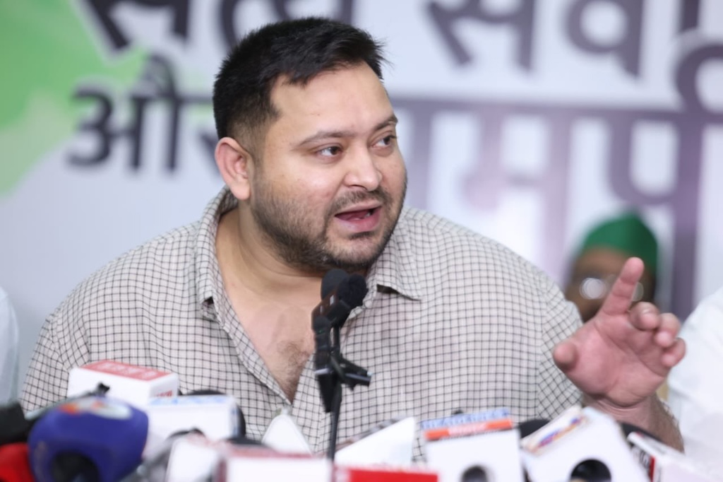 تیجسوی یادو نے ووٹر لسٹ کے رویژن کو لے کر الیکشن کمیشن کی منشا پر سوال اٹھائے