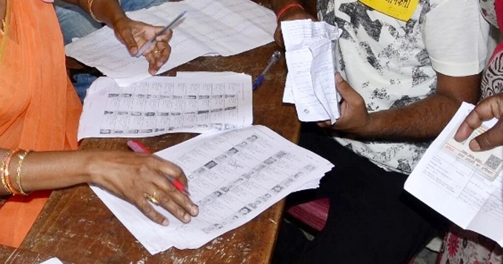 نئی ووٹر لسٹ کی تیاری یا جمہوریت کے پیڑ پر چلائی جا رہی ہے کلہاڑی