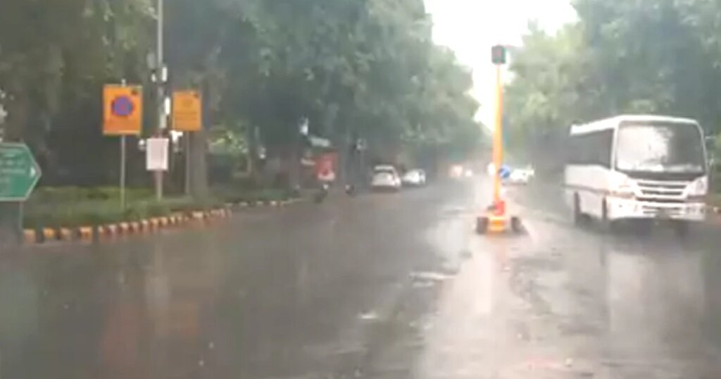 دہلی۔این سی آر میں جھما جھم بارش سے موسم ہوا خوشنما، لوگوں کو اومس بھری گرمی سے ملی راحت
