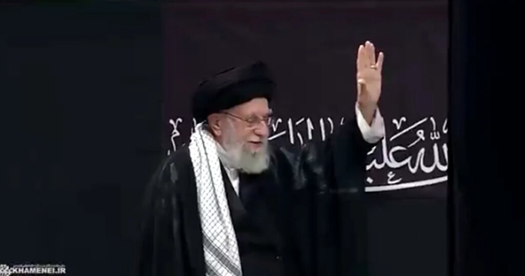 آیت اللہ علی خامنہ ای کو دیکھنے کے لیے عوام کی بھیڑ، لوگوں نے اپنے رہنما کے لیے لگائے پُرجوش نعرے