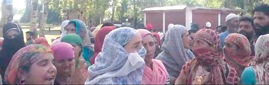 Women protest against acute water shortage in Sopore